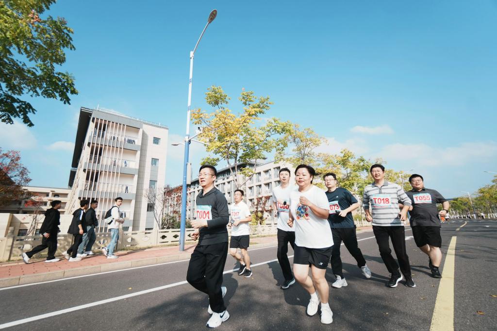 徐书记校园跑.jpg